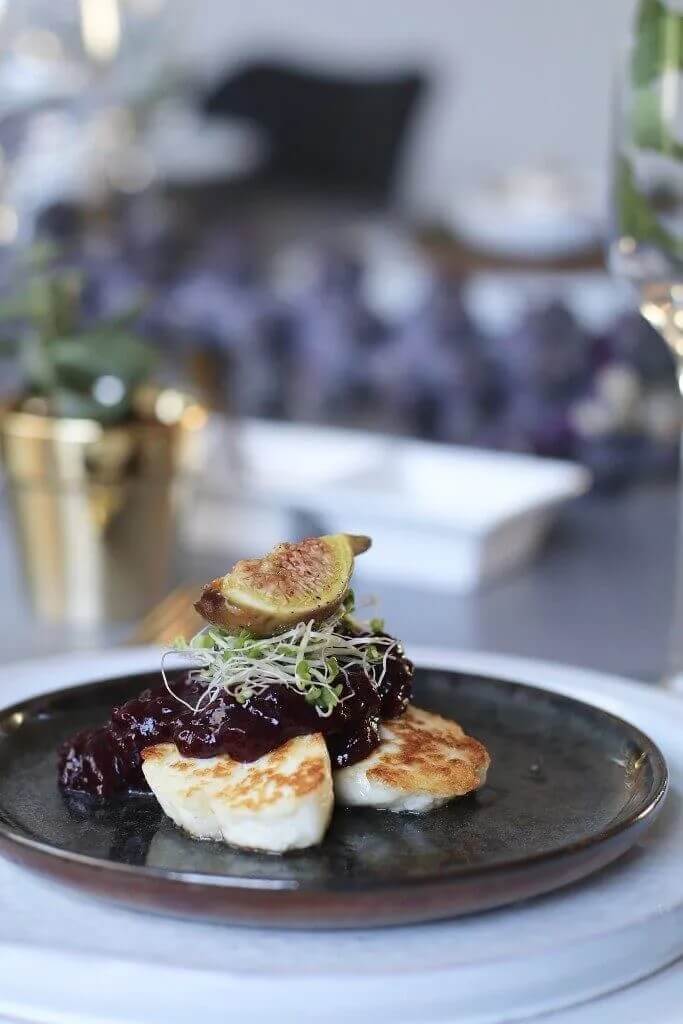 Gebakken halloumi met kersencompote en vijgen