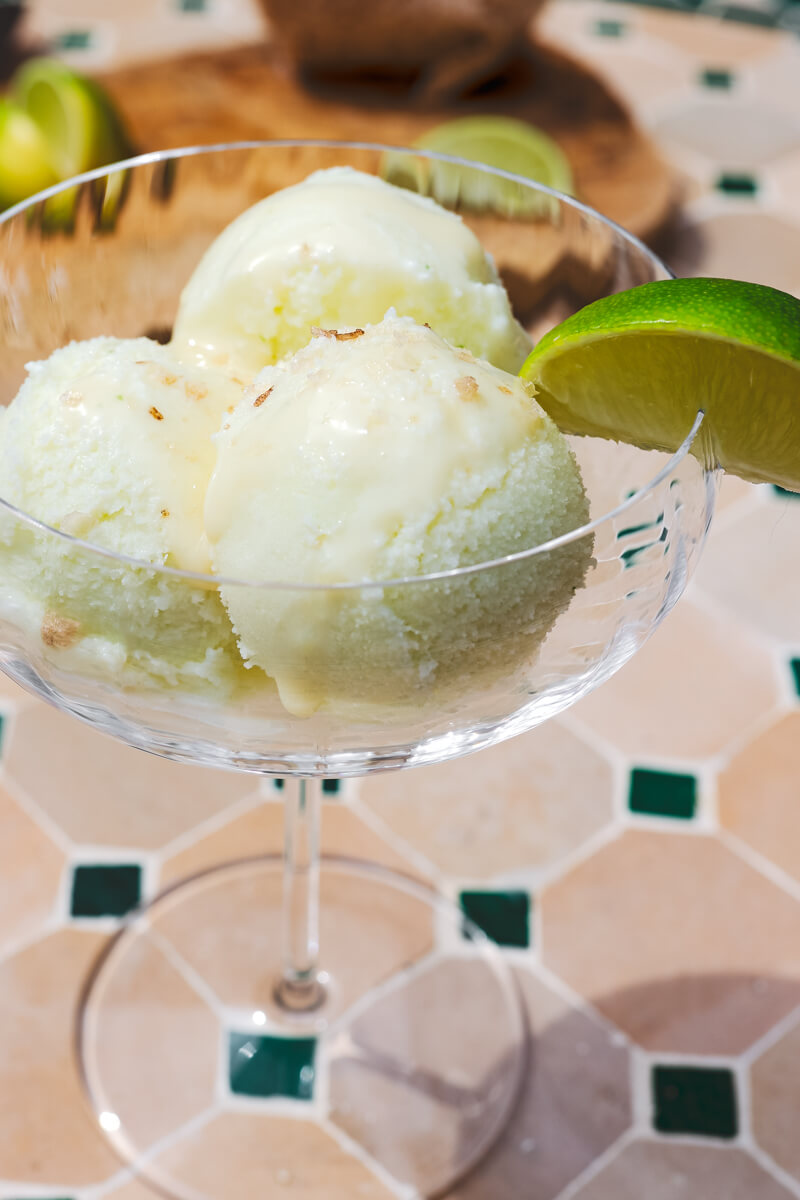 Zelfgemaakt ijs van Braziliaanse limonade, met limoen en gecondenseerde melk
